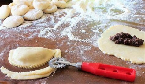 Cassatelle preparazione Le cassatelle di Agira: storia e ricetta - Prodotti Siciliani