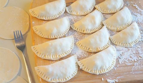 Cassatelle preparazione Le cassatelle di Agira: storia e ricetta - Prodotti Siciliani